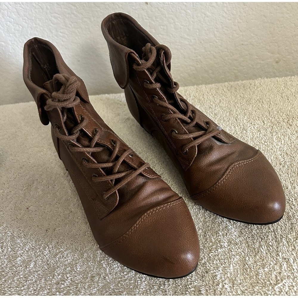 Breckelles Women's Size 6 Indy-11 Lace Up Bootie Boot Brown with 1" Heel